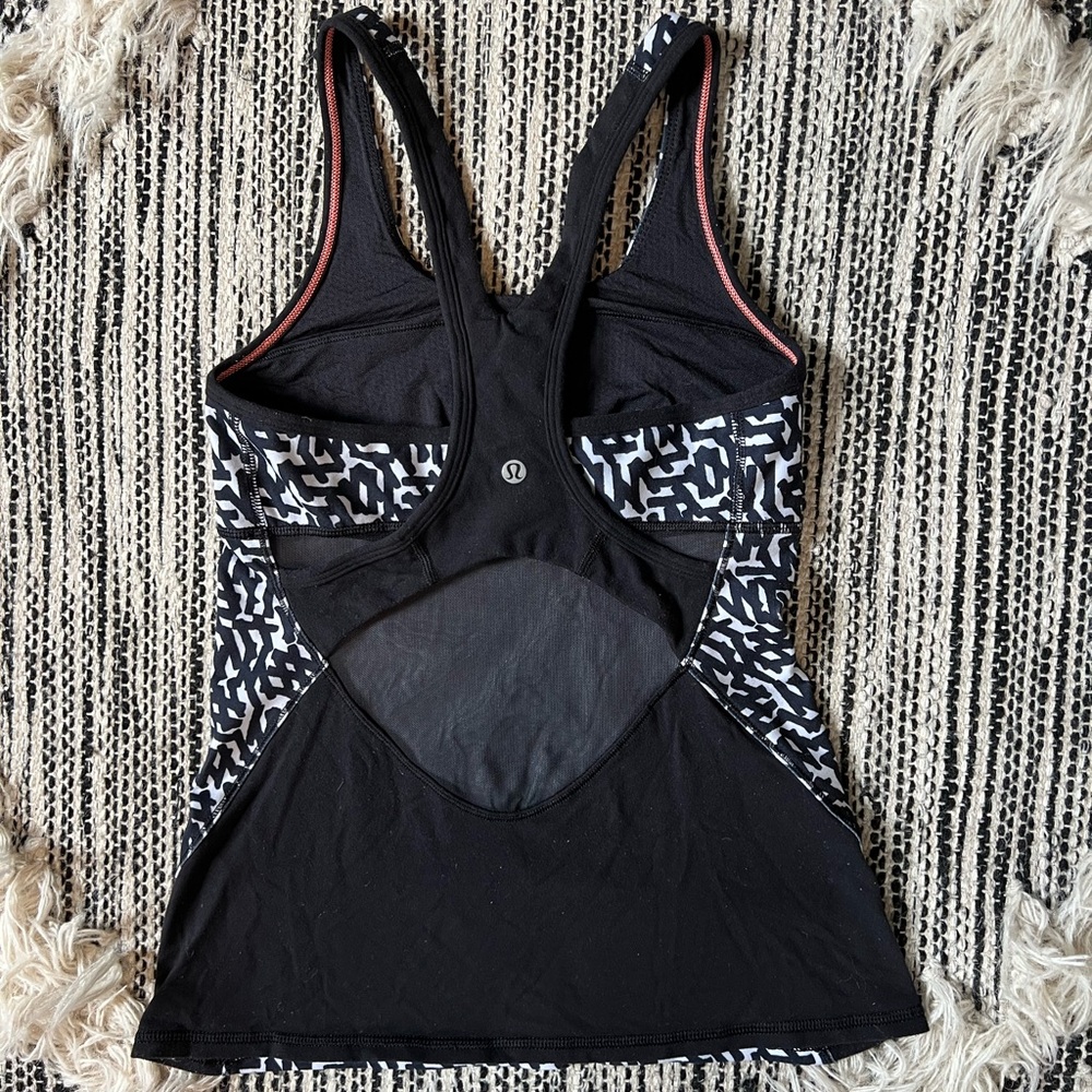Lululemon Tank with built in bra. Size 4.
